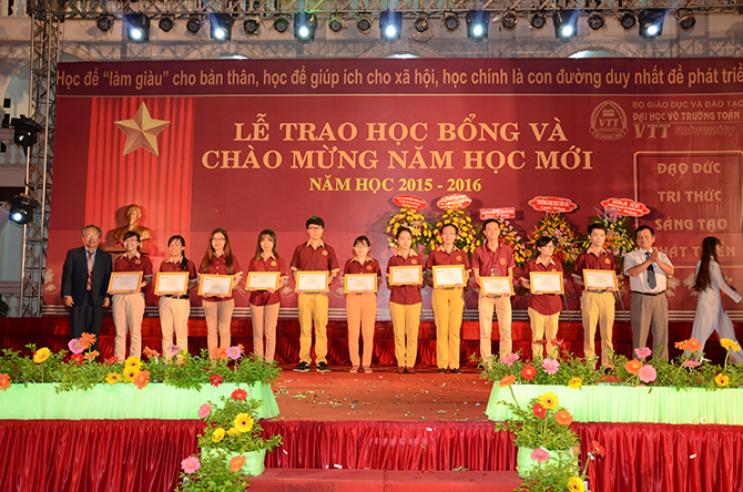 le-trao-hoc-bong-va-mung-nam-hoc-moi-vttu-08