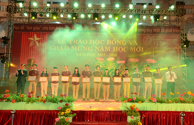 le-trao-hoc-bong-va-mung-nam-hoc-moi-vttu-08
