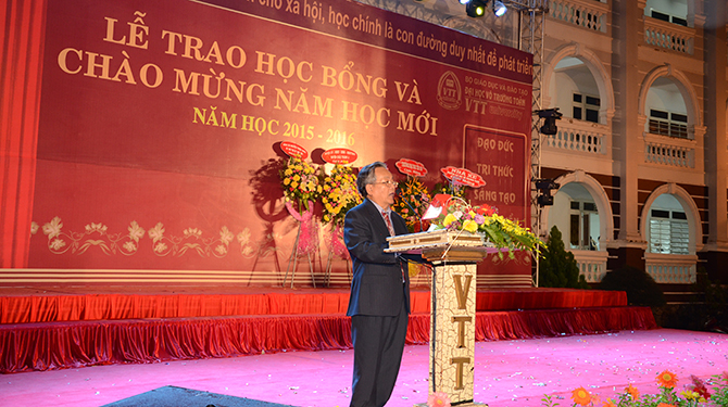 le-trao-hoc-bong-va-mung-nam-hoc-moi-vttu-08