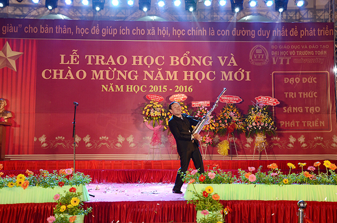 le-trao-hoc-bong-va-mung-nam-hoc-moi-vttu-08